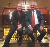 Foto von Lukas Trykar und Neithard Bethke auf einer Orgelbank