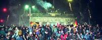 Menschen, die die Wiedervereinigung 1989 vor der Mauer am Brandeburger Tor feiern.
