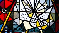 Ausschnitt eines bunten Kirchenfensters, stilistische Taube